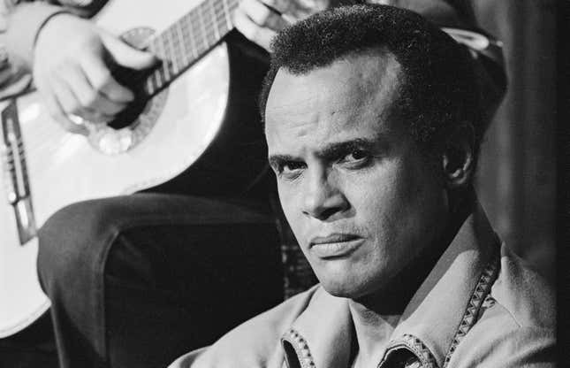 Le chanteur américain Harry Belafonte lors d’un show télévisé sur Antenne 2 en juin 1976 à Paris, France.