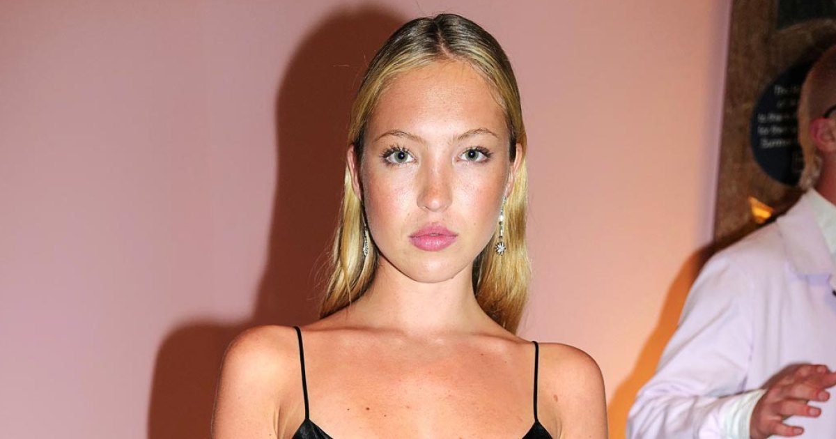 Lila Moss Channels Supermodel Mom Kate Moss in a ’90s Inspired Slinky ...