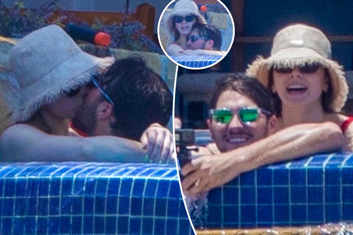 Hailee Steinfeld Josh Allen Cant Keep Their Hands Off Each Other During Steamy Mexican