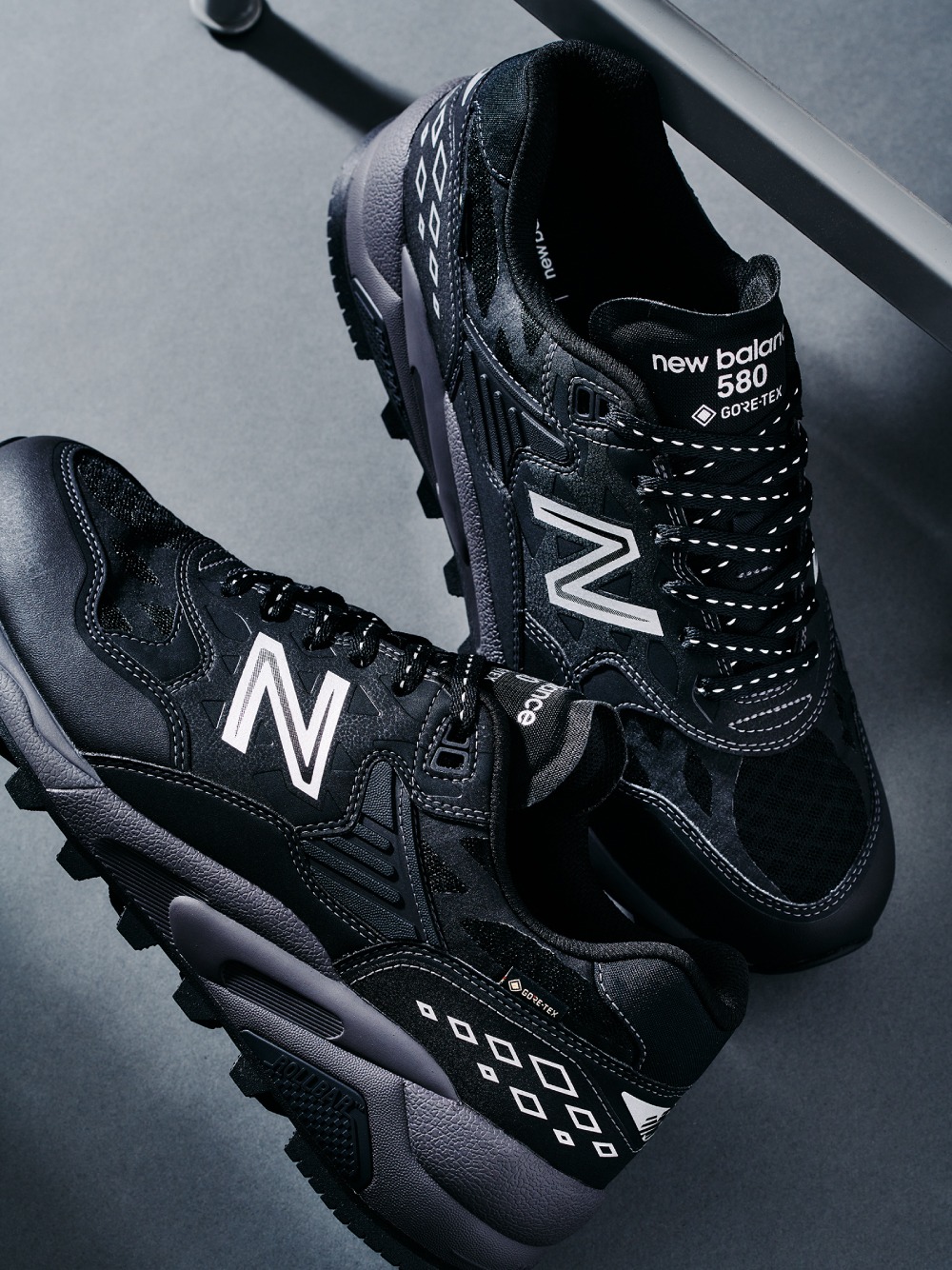 Detailed photographs of GORE-TEX New Balance 580 sneakers designed by Mita Sneakers, MASTERPIECE SOUND & Hombre Niño