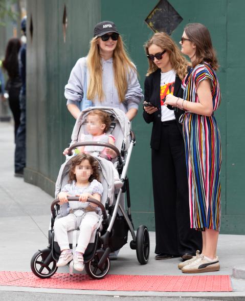 Sophie Turner with his daughters in NYC