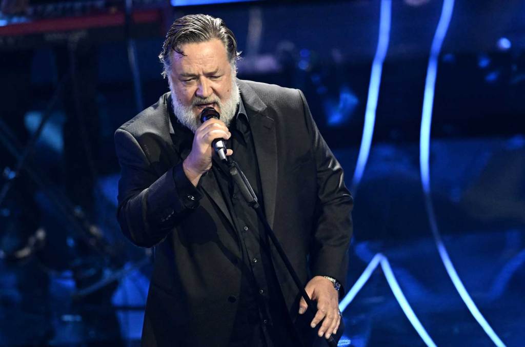 Russell Crowe Singing More Highlights From Night 3 Of Italy S Sanremo   Sanremo Night 3 Bb Italy Billboard 1548 